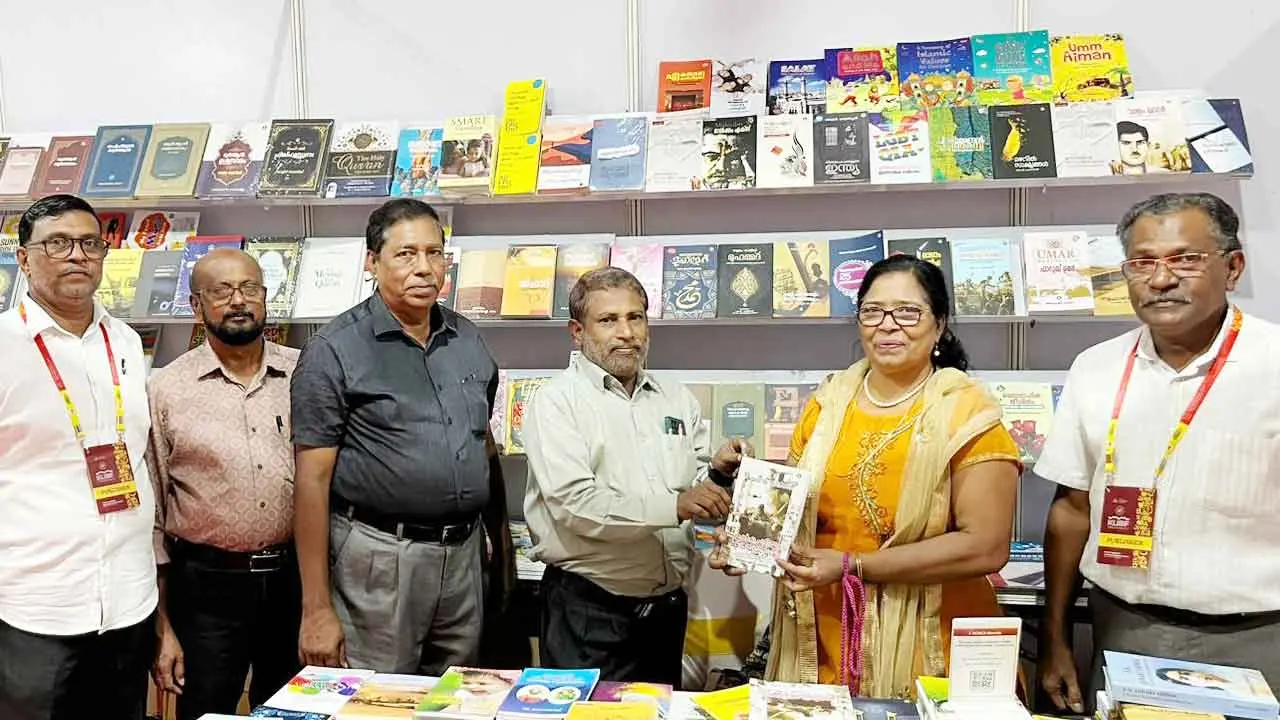 കേരള നിയമസഭ അന്തർദേശീയ പുസ്തക മേളയിലെ ഐ പി എച്ച് സ്റ്റാൾ പ്രശസ്ത എഴുത്തുകാരി നിർമ്മലാ ജയിംസ് ഉദ്ഘാടനം ചെയ്യുന്നു